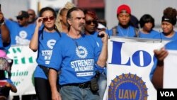 Archivo - Los miembros del sindicato United Auto Workers marchan en el Desfile del Día del Trabajo en Detroit, Michigan, el 2 de septiembre de 2019.