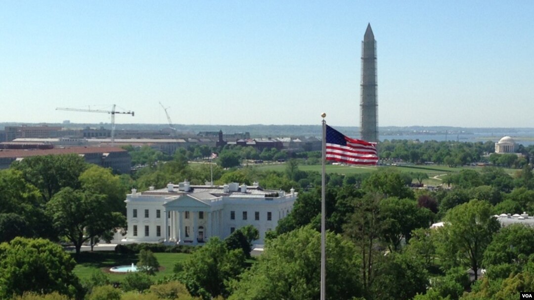 Gedung Putih dengan latar belakang Monumen Washington yang sedang direnovasi (Foto: dok). Gedung Putih mengeluarkan 100 halaman email terkait penanganan kasus serangan di konsulat AS di Benghazi tahun lalu.