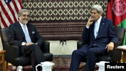 ລັດຖະມົນຕີຕ່າງປະ​ເທດສະຫະລັດ ທ່ານ John Kerry ພົບປະ ກັບ ຜູ້ສະມັກເລືຶອກຕັ້ງເປັນ ປະທານາທິບໍດີ ອັຟການິສຖານ ທ່ານ Adullah Abdullah.