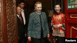 La secretaria de Estado, Hillary Clinton asiste a una cena con el Consejero de Estado Dai Bingguo (izquierda) en el templo Wanshou, en Beijing, este 2 de mayo de 2012.