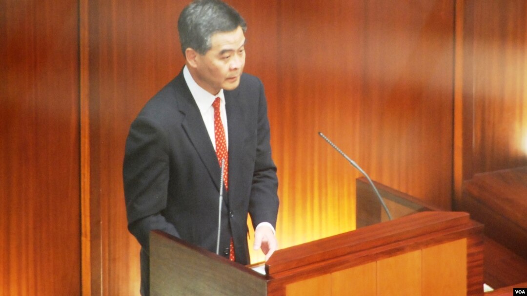 新任香港特首梁振英首次出席立法會答問大會，誠信問題受多位泛民主派議員質疑(美國之音湯惠芸)