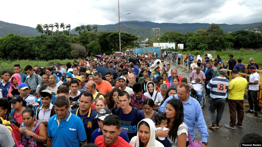 Orang-orang menyeberangi perbatasan Kolombia-Venezuela di jembatan internasional Simon Bolivar di Cucuta, 10 Juni 2019.