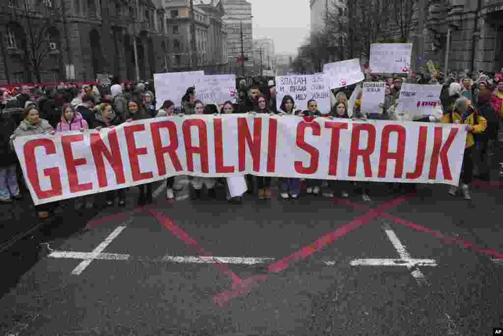 Studenti drže transparent na kome piše &quot;Generalni štrajk&quot;&nbsp;(AP Photo /Darko Vojinović)