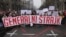 Studenti drže transparent na kome piše "Generalni štrajk" (AP Photo /Darko Vojinović)