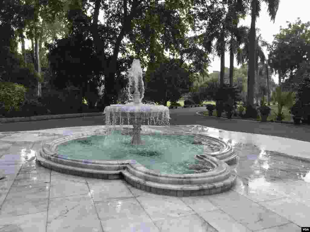 مرکزی دروازے میں ایک فوارہ بھی نصب کیا گیا ہے۔