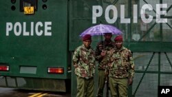 Policiers devant la Cour suprême de Nairobi, 14 novembre 2017.