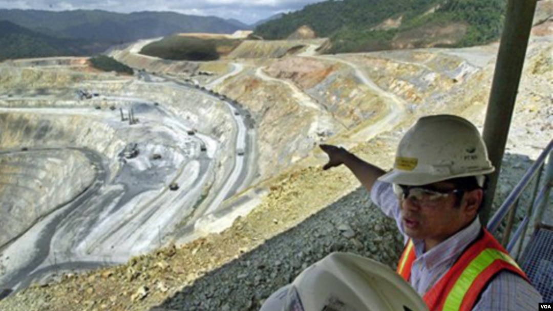 Pakar pertambangan menginspeksi tambang Batu Hijau, yang dikelola PT Newmont Nusa Tenggara di pulau Sumbawa, NTB (foto: dok).