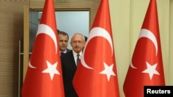 Turkey's main opposition Republican People's Party (CHP) leader Kemal Kilicdaroglu speaks during a news conference in Ankara, Turkey April 16, 2017. REUTERS/stringer - RTS12K99
