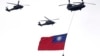 Helikopter terbang di atas bendera nasional Taiwan selama perayaan pelantikan Presiden Taiwan Lai Ching-te di Taipei, Taiwan, pada 20 Mei 2024. (Foto: AP)