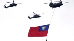 Helikopter terbang di atas bendera nasional Taiwan selama perayaan pelantikan Presiden Taiwan Lai Ching-te di Taipei, Taiwan, pada 20 Mei 2024. (Foto: AP)