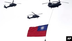 Helikopter terbang di atas bendera nasional Taiwan selama perayaan pelantikan Presiden Taiwan Lai Ching-te di Taipei, Taiwan, pada 20 Mei 2024. (Foto: AP)