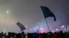 Para pendemo mengibarkan bendera dalam aksi unjuk rasa di Almaty, Kazakhstan, pada 4 Januari 2022. (Foto: AFP/Abduaziz Madyarov)