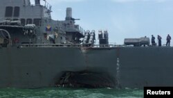 Le destroyer lance-missiles USS John S. McCain après la collision au large de Singapour, le 21 août 2017. 