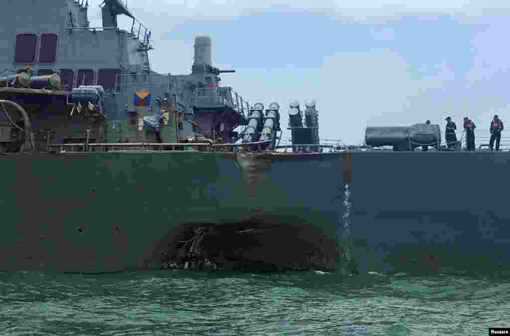 싱가포르 인근 말라카 해협에서 유조선과 충돌한 미 해군 이지스 유도미사일 구축함 &#39;존 S 매케인&#39;함. 미 7함대는 실종된 승조원 10명에 대한 수색 작업이 계속되고 있다고 밝혔다. 미 해군 함정들은 올해 들어서만 아시아 해역에서 4차례나 충돌 사고를 일으켰다.