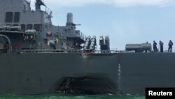 Kapal perusak misil Angkatan Laut Amerika, USS John S. McCain, terlihat setelah tabrakan di perairan Singapore, 21 Agustus, 2017. 