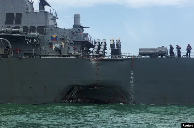 Esta foto tuiteado por la marina malaya, muestra un orificio de unos 3 metros en la banda de babor del McCain.