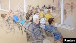 Thân nhân của các nạn nhân và nhân viên của Văn phòng Ủy ban Quân sự dự phiên tranh luận trước khi xử các nghi can âm mưu trong các vụ tấn công 9/11/2001 tại Vịnh Guantanamo, Cuba, 28/1/13