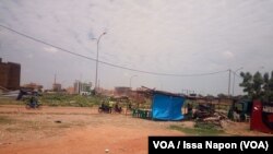 Une parcelle à l’abandon dans la Zone Activités Administratives et Commerciales (Zaca), Ougadougou, Burkina Faso, 9 septembre 2018. (VOA/Issa Napon)