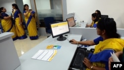 Peresmian cabang pertama Bharatiya Mahila Bank (BMB), bank pemerintah India pertama yang khusus ditujukan untuk perempuan, di Mumbai (19/11). (AFP/Indranil Mukherjee)