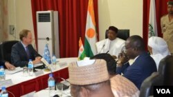 Le président nigérien Mahamadou Issoufou, en boubou blanc, lors d’une réunion sur la lutte contre le groupe Boko Haram, à Niamey, 7 mars 2917.