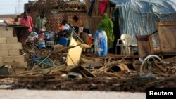 Sebuah keluarga di Khartoum, Sudan ini tinggal di sisa-sisa bangunan rumah mereka yang hancur terlanda banjir akibat hujan lebat yang melanda wilayah tersebut selama berhari-hari (6/8). 