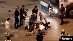 Para demonstran ditahan oleh polisi berpakaian preman dalam protes anti-pemerintah di Alun-Alun Taksim di Istanbul, Turki (29/6). (Foto: Dok)