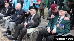 23일 한국 경기도 파주시 적성면 설마리 영국군 전적비에서 열린 임진강 전투 62주년 기념 행사에 참석한 한국전쟁 참전용사들이 휠체어에 앉아 있다.