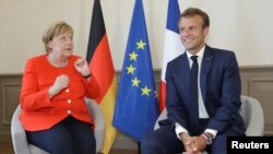 Kanselir Jerman Angela Merkel (kiri) bertemu Presiden Perancis Emmanuel Macron di Istana Marseilles, Perancis (foto: dok). Perancis dan Jerman mengurungkan penerapan luas pajak digital di Eropa.