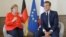Daga hagu, Shugaban Jamus Angela Merkel da shugaban Faransa Emmanuel Macron 