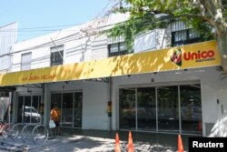 La fachada del supermercado Único de la familia de la esposa de Lionel Messi en Rosario, Argentina, atacado a balazos por desconocidos el 2 de marzo de 2023.