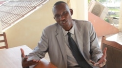 Dr Sitack Yombatina Béni, enseignant chercheur à l'ENA, au Tchad, le 26 mars 2020. (VOA/André Kodmadjingar)