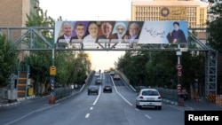 مخالفان حکومت، برگزاری انتخابات در ایران توسط جمهوری اسلامی را «سیرک و نمایش» توصیف می‌کنند