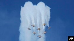 Tim aerobatik Black Eagles Angkatan Udara Korea Selatan tampil pada hari pers Pameran Dirgantara dan Pertahanan Internasional Seoul 2021 di Bandara Militer Seoul di Seongnam, Korea Selatan, Senin, 18 Oktober 2021. (AP Photo/Ahn Young-joon)