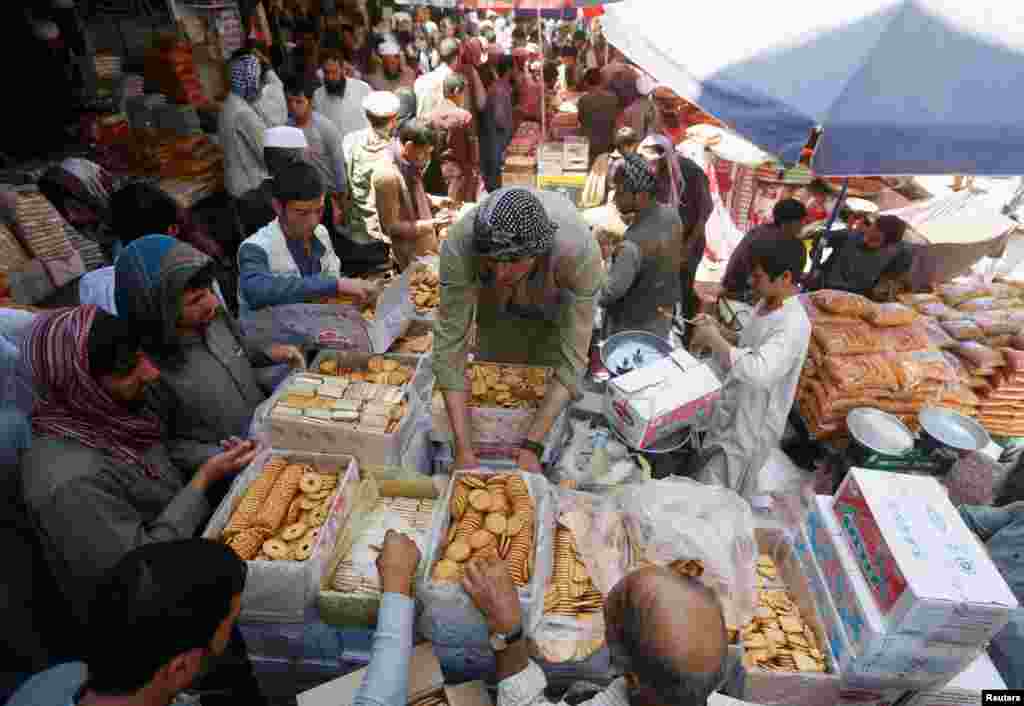 ازدحام مردم در مقابل کلچه فروشی های بازار مندوی کابل.