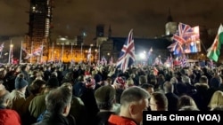 Người dân tụ tập bên ngoài tòa nhà Quốc hội Anh vào ngày Brexit tại London, đêm 31/1/2020. 