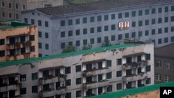 북한 평양에서 지난달 촬영한 사진. 건물 외곽에 김일성 주석과 김정일 국방위원장의 초상화가 걸려있다. (자료사진)