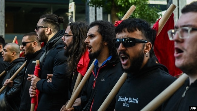 20 Kasım 2024 - Atina'da artan tüketici fiyatlarını protesto eden binlerce kişi, protesto yürüyüşüne katıldı.