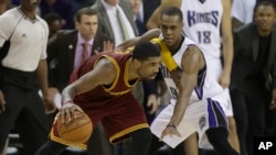  Kyrie Irving, à gauche, protégeant son ballon contre le défenseur de Sacramento Kings Rajon Rondo lors d'un match de NBA LE 9 mai 2016 Source: AP