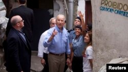 El vicepresidente Joe Biden se reunió con la mayor Priscilla Azevedo, que dirige el programa de pacificación comunal.