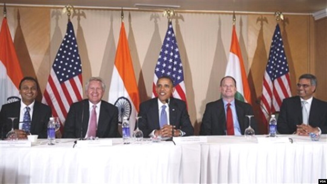 Presiden Barack Obama dengan para tokoh bisnis AS dan India dalam diskusi bisnis di Mumbai, India Sabtu 6 November 2010.