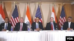 Presiden Barack Obama dengan para tokoh bisnis AS dan India dalam diskusi bisnis di Mumbai, India Sabtu 6 November 2010.