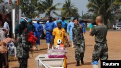 Une patiente, atteinte du virus Ebola, quitte un centre de traitement à Morovia, 5 mars 2015.