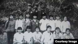 云南西双版纳第三水利兵团一营一连部分上海女知青 -后排军人为连队干部（莉莉提供图片）