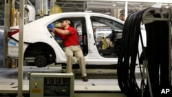 Teknisi Toyota bekerja di perakitan Toyota Corolla di kota Blue Springs, Mississippi, AS (foto: dok). 