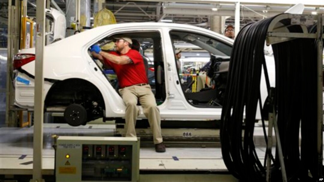 Teknisi Toyota bekerja di perakitan Toyota Corolla di kota Blue Springs, Mississippi, AS (foto: dok). 