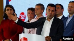 Premye minis Masedwann nan Zoran Zaevkap pandan li tap fè diskou nan sware referendum pou chanje non Masedwann. 30 septanm 2018. Foto: REUTERS/Ognen Teofilovski. 