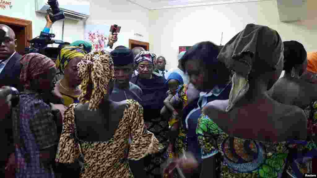 ان لڑکیوں کو شدت پسند جنگجو گروپ بوکو حرام نے اغوا کیا تھا۔