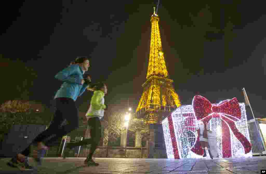 چراغانی و تزئین برج ایفل در آستانه جشن کریسمس در پاریس