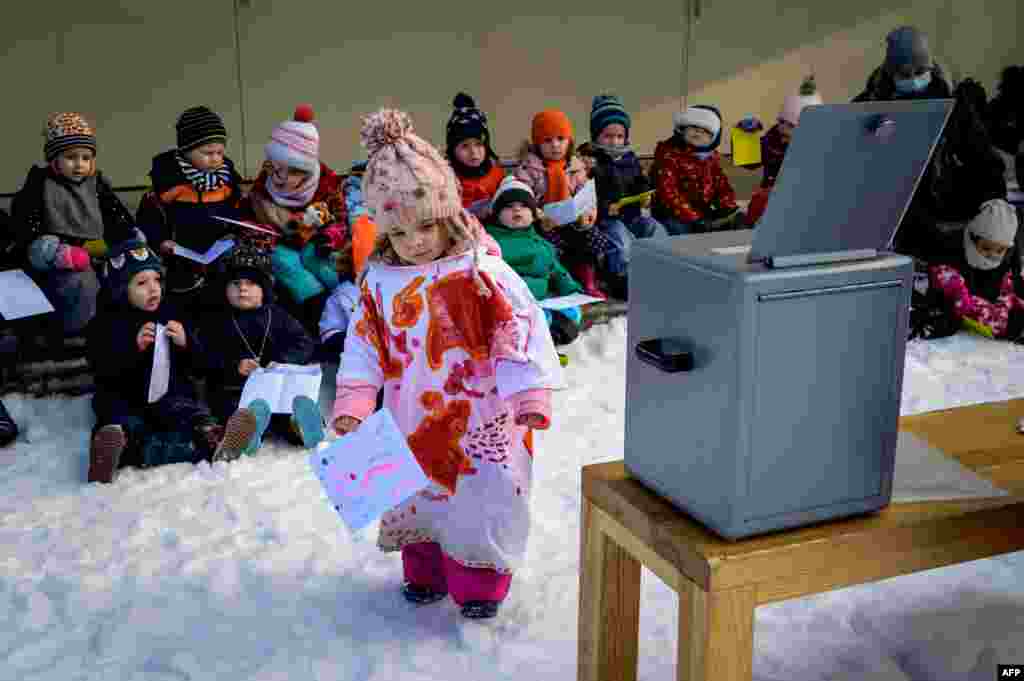 Preschoolers in Lausanne participate in a referendum, organized by private preschool network Educalis, aimed at teaching young children.