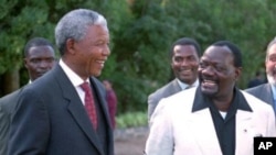 Savimbi com Nelson Mandela e Abel Chivukuvuku ao fundo (foto de arquivo)